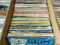 Lot 27 - houten koffer met singles. 530 stuks - afbeelding 3 van  7