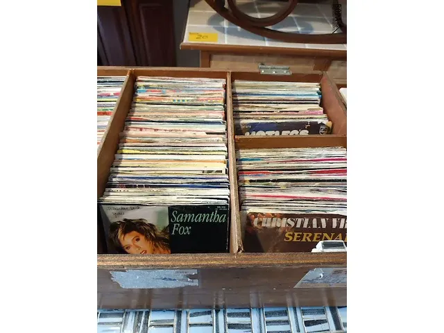 Lot 27 - houten koffer met singles. 530 stuks - afbeelding 4 van  7