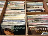 Lot 27 - houten koffer met singles. 530 stuks - afbeelding 4 van  7