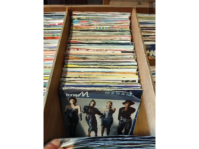 Lot 27 - houten koffer met singles. 530 stuks - afbeelding 5 van  7