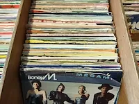 Lot 27 - houten koffer met singles. 530 stuks - afbeelding 5 van  7