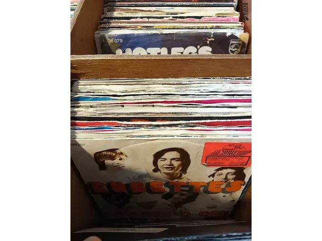 Lot 27 - houten koffer met singles. 530 stuks - afbeelding 6 van  7