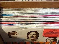 Lot 27 - houten koffer met singles. 530 stuks - afbeelding 6 van  7