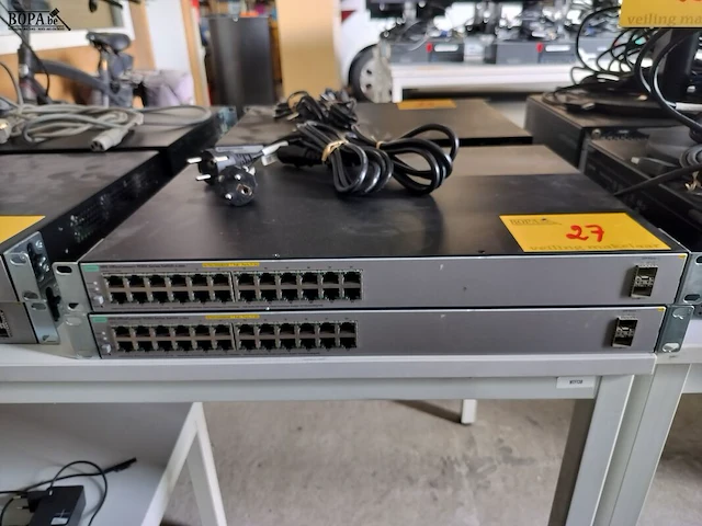 Lot 27 - hp officeconnect switchen - 2 stuks - afbeelding 1 van  3