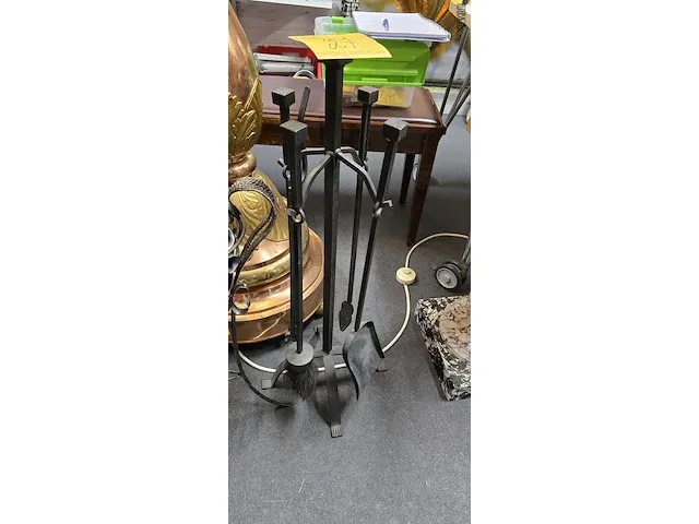 Lot 27 - ijzeren kachelset 4delig - afbeelding 2 van  3