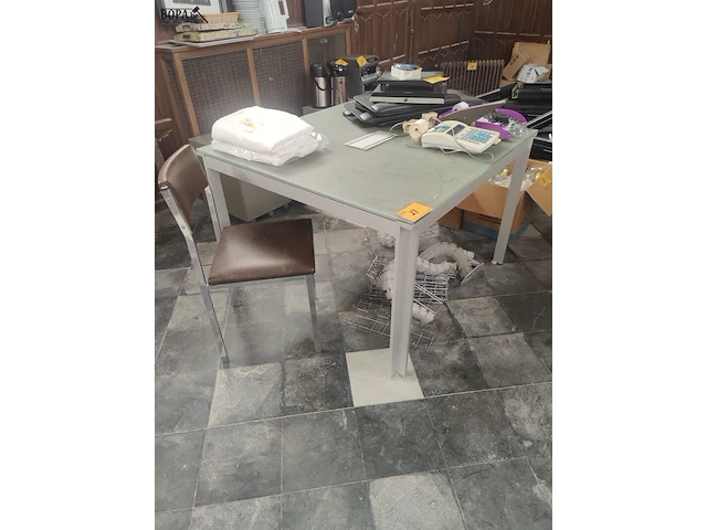 Lot 27 - kantoortafel met glasblad en stoel - afbeelding 1 van  5