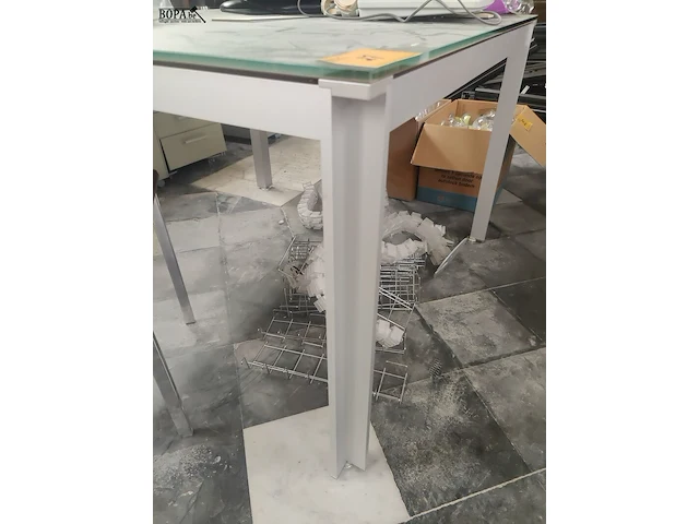 Lot 27 - kantoortafel met glasblad en stoel - afbeelding 5 van  5