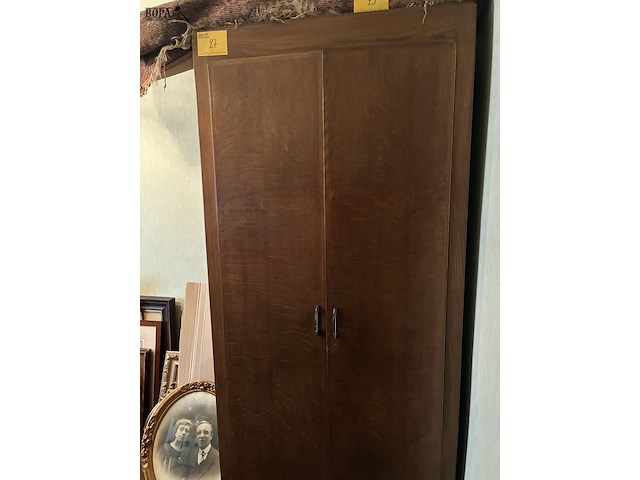 Lot 27 - kleerkast met hanger - afbeelding 1 van  4