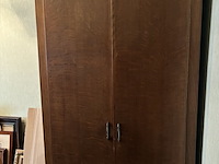 Lot 27 - kleerkast met hanger - afbeelding 1 van  4