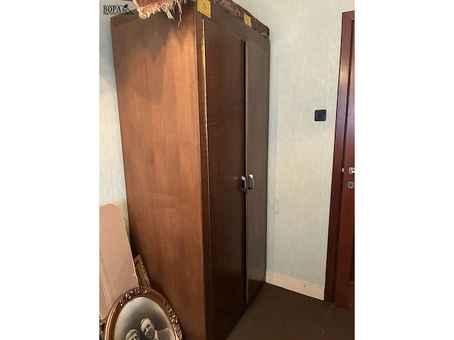 Lot 27 - kleerkast met hanger - afbeelding 2 van  4