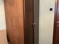 Lot 27 - kleerkast met hanger - afbeelding 2 van  4