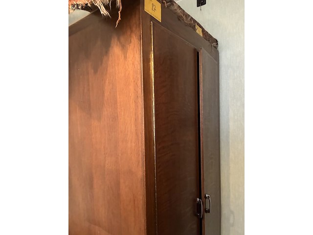 Lot 27 - kleerkast met hanger - afbeelding 3 van  4