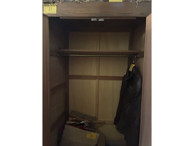 Lot 27 - kleerkast met hanger - afbeelding 4 van  4