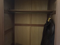 Lot 27 - kleerkast met hanger - afbeelding 4 van  4