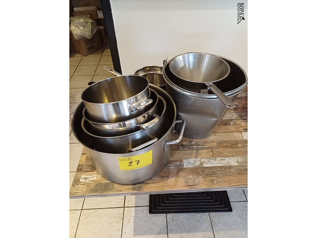 Lot 27 - kookpotten, steelpannen, emmer en zeef - afbeelding 1 van  3