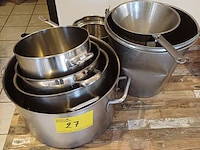 Lot 27 - kookpotten, steelpannen, emmer en zeef - afbeelding 1 van  3