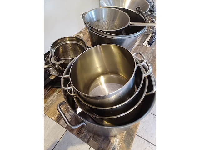 Lot 27 - kookpotten, steelpannen, emmer en zeef - afbeelding 2 van  3