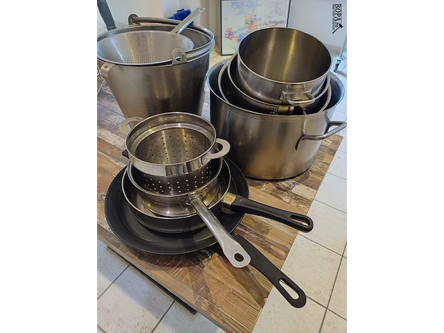 Lot 27 - kookpotten, steelpannen, emmer en zeef - afbeelding 3 van  3