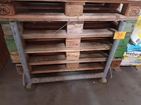 Lot 27 - metalen stapelrek - afbeelding 1 van  3