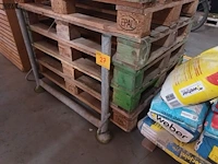 Lot 27 - metalen stapelrek - afbeelding 2 van  3