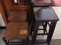 Lot 27 - plantentafels en rieten stoeltjes. 4 stuks - afbeelding 1 van  4