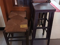 Lot 27 - plantentafels en rieten stoeltjes. 4 stuks - afbeelding 2 van  4