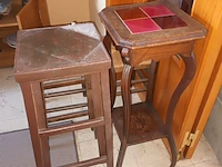 Lot 27 - plantentafels en rieten stoeltjes. 4 stuks - afbeelding 3 van  4