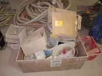 Lot 27 - pluggen, nagels, vijzen, zekeringskastjes