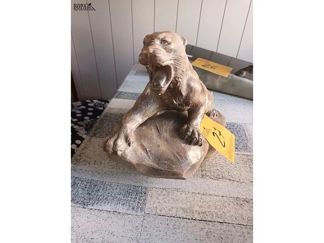 Lot 27 - terracotta panter - afbeelding 2 van  5