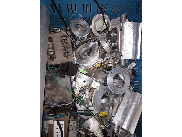 Lot 27 - verlichting en transfo’s. 1 bak - afbeelding 2 van  3