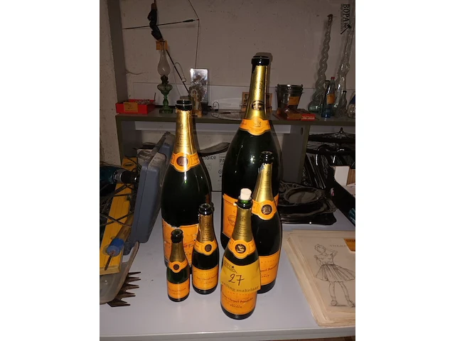 Lot 27 - verzamel flessen veuve-cliquot. 6 stuks - afbeelding 1 van  4