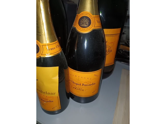 Lot 27 - verzamel flessen veuve-cliquot. 6 stuks - afbeelding 2 van  4
