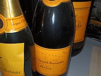 Lot 27 - verzamel flessen veuve-cliquot. 6 stuks - afbeelding 2 van  4