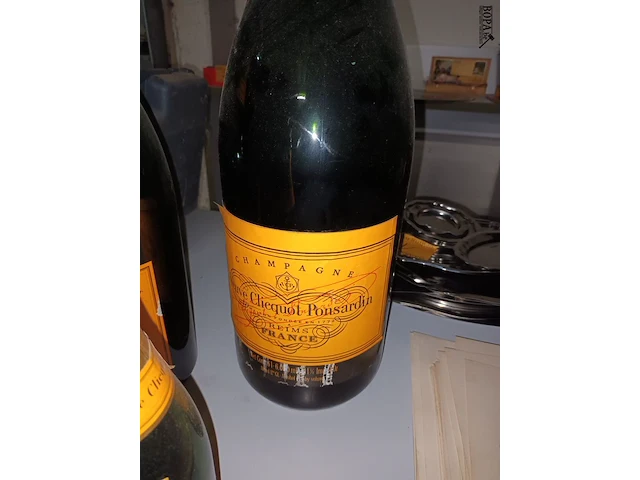 Lot 27 - verzamel flessen veuve-cliquot. 6 stuks - afbeelding 3 van  4