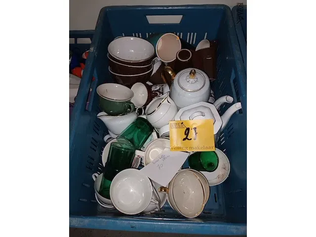 Lot 27 - vintage huisraad. 1 bak - afbeelding 1 van  4