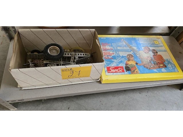 Lot 27 - vintage temsi metalen constructiedoos en doos losse mecano - afbeelding 1 van  5