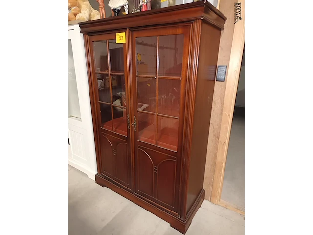 Lot 27 - vitrine kast - afbeelding 2 van  4