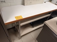 Lot 27 - wandtafel op wielen - afbeelding 1 van  3
