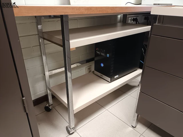 Lot 27 - wandtafel op wielen - afbeelding 2 van  3