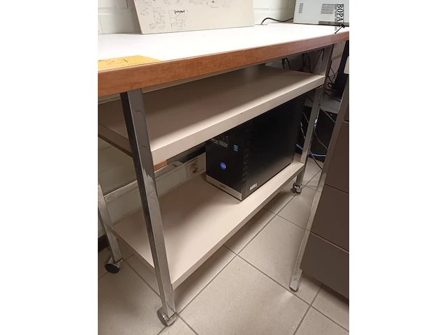 Lot 27 - wandtafel op wielen - afbeelding 3 van  3