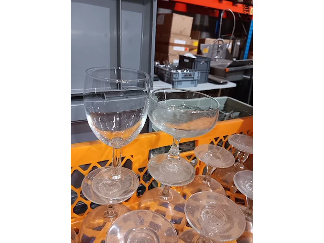 Lot 27 - wijn en cava glazen 130 stuks - afbeelding 1 van  2