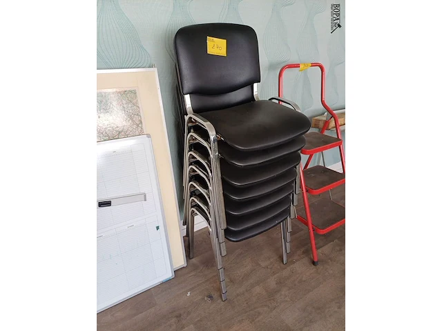 Lot 270 - lederen vergaderstoelen. 7 stuks - afbeelding 1 van  3