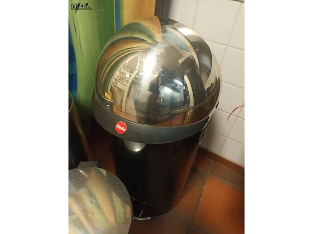 Lot 270 - vuilnisbakken. 4 stuks - afbeelding 2 van  3