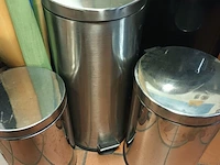 Lot 270 - vuilnisbakken. 4 stuks - afbeelding 3 van  3