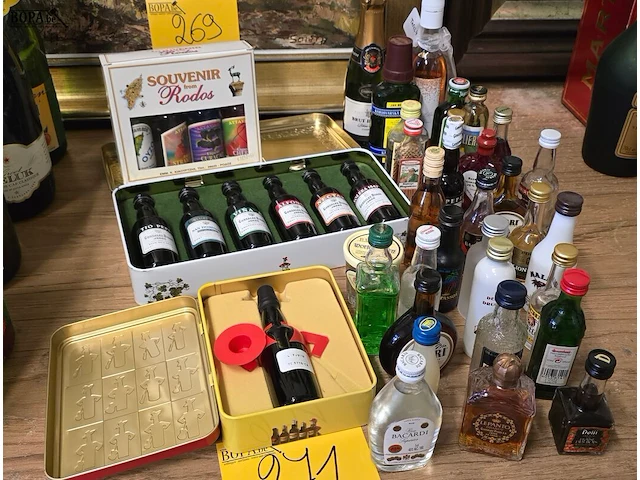 Lot 271 - diverse mini flesjes drank ong 42 stuks - afbeelding 1 van  9