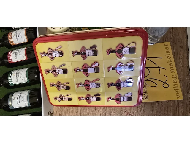 Lot 271 - diverse mini flesjes drank ong 42 stuks - afbeelding 3 van  9