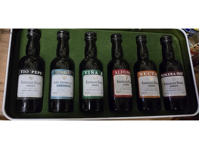Lot 271 - diverse mini flesjes drank ong 42 stuks - afbeelding 6 van  9