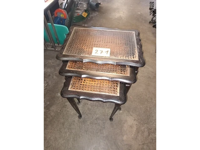 Lot 271 - set nesttafeltjes - afbeelding 1 van  5