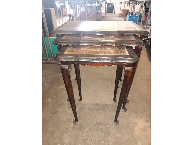 Lot 271 - set nesttafeltjes - afbeelding 2 van  5