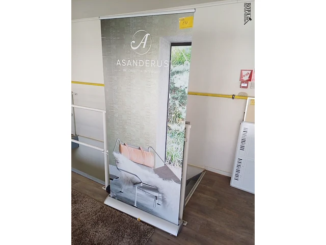 Lot 272 - rollup banner met draagtas - afbeelding 1 van  3